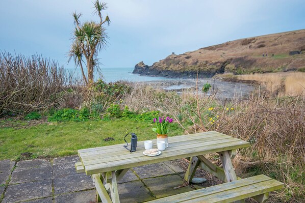 Outdoor dining - Beach Cottage, Holiday Cottage Abereiddy, Sleeps 6, 3 bedrooms, bathrooms (Haverfordwest)