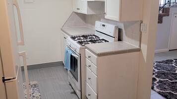 ثلاجة، ميكروويف، فرن، موقد طهي مسطح