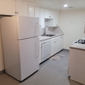 Fridge, microwave, oven, stovetop - Charming 2-bedroom apartment with WiFi, AC in quaint Orem (Orem)