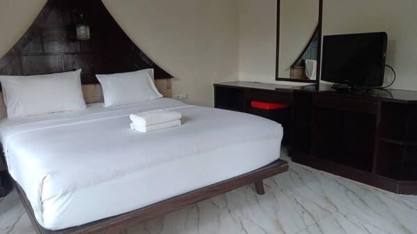 A hotel room with a large bed, a TV, a desk, and a mirror. - Iyara Boty Resort (Ko Chang)