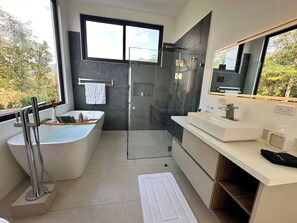 Shower, hair dryer, towels, soap - Luxury Villa w/ Ocean, Mountain Views, King Suites & Hot Tub - Sleeps 10 (Tarcoles)