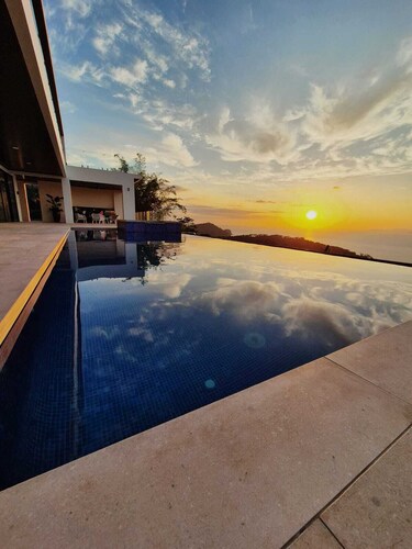 Luxury Villa w/ Ocean, Mountain Views, King Suites & Hot Tub - Sleeps 10