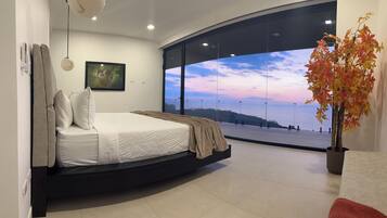 4 makuuhuonetta, tallelokero huoneessa, silitysrauta/-lauta