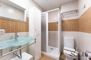 Ducha, secador de pelo, toallas