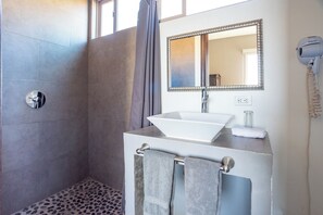 Classic-Zimmer, Bergblick | Badezimmer | Dusche, Haartrockner, Handtücher, Seife