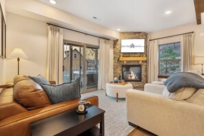 Smart TV, fireplace - Cozy Cabin-Private Hot Tub & Firepit Table-Walk to Pond-Free Tickets-Near Table Rock Lake (Hollister)