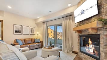 Smart TV, fireplace