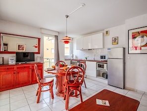 Fridge, microwave, dishwasher, cookware/dishes/utensils