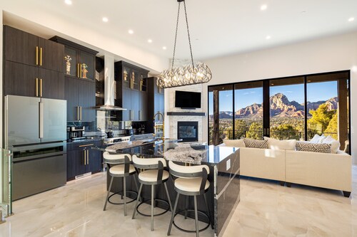 Zendona | Luxury Estate | Hot Tub, Putting Green and Fire Pits | Stunning Views | Near Trails