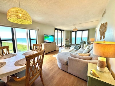 Direct oceanfront, corner balcony - amazing views ocean to river! On the beach!