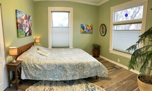 3 slaapkamers, een bureau, een strijkplank/strijkijzer, reisbedje