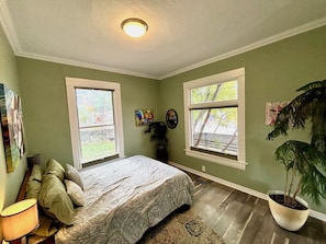 3 bedrooms, desk, iron/ironing board, travel cot - The Elm Tree Cottage in the Sugarhouse District (Salt Lake City)