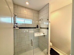 Dusche, Haartrockner, Handtücher, Shampoo