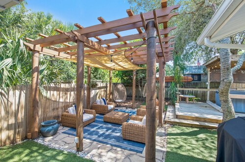 NEW List - New Golf Cart+Private Hot Tub! 3BR Beach Bungalow