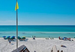 Vlak bij het strand, ligstoelen, strandlakens