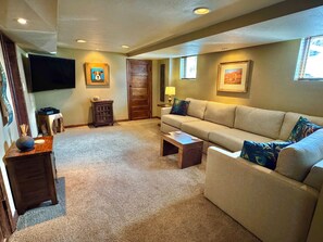 Smart TV, chimenea, videojuegos y oficina