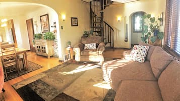 Een smart-tv, een open haard, videogames en een dvd-speler