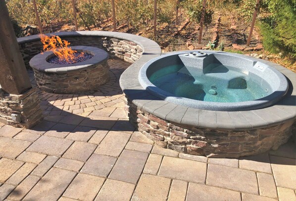 Outdoor spa tub