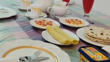 Desayuno con opciones de la cocina local incluido todos los días