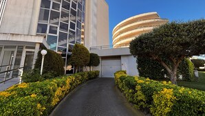 A modern building with a curved facade, a central entrance, and a well-maintained pathway lined with greenery. - Medas Park 261 - L'Estartit, Center (Estartit (L´))