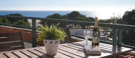 屋外ダイニングエリア