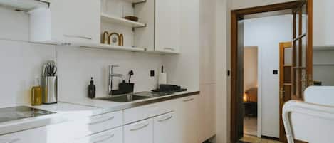 Refrigerador, microondas, horno, placa de cocina