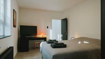 2 bedrooms, desk, iron/ironing board, WiFi