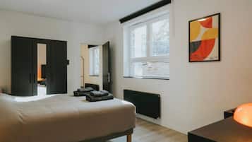 2 bedrooms, desk, iron/ironing board, WiFi