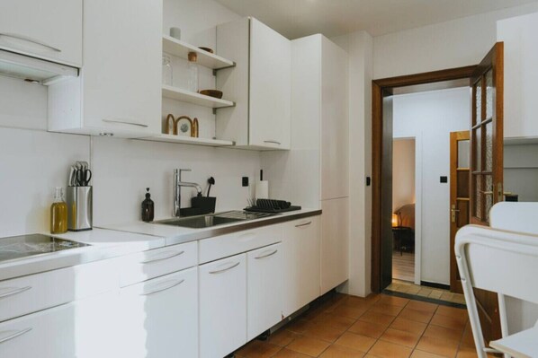 Kühlschrank, Mikrowelle, Ofen, Herdplatte