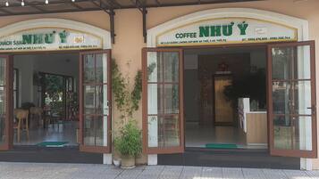 Vista frontal de la propiedad