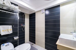 Bathroom - Dequan Railway Station Hotel (Beijing)