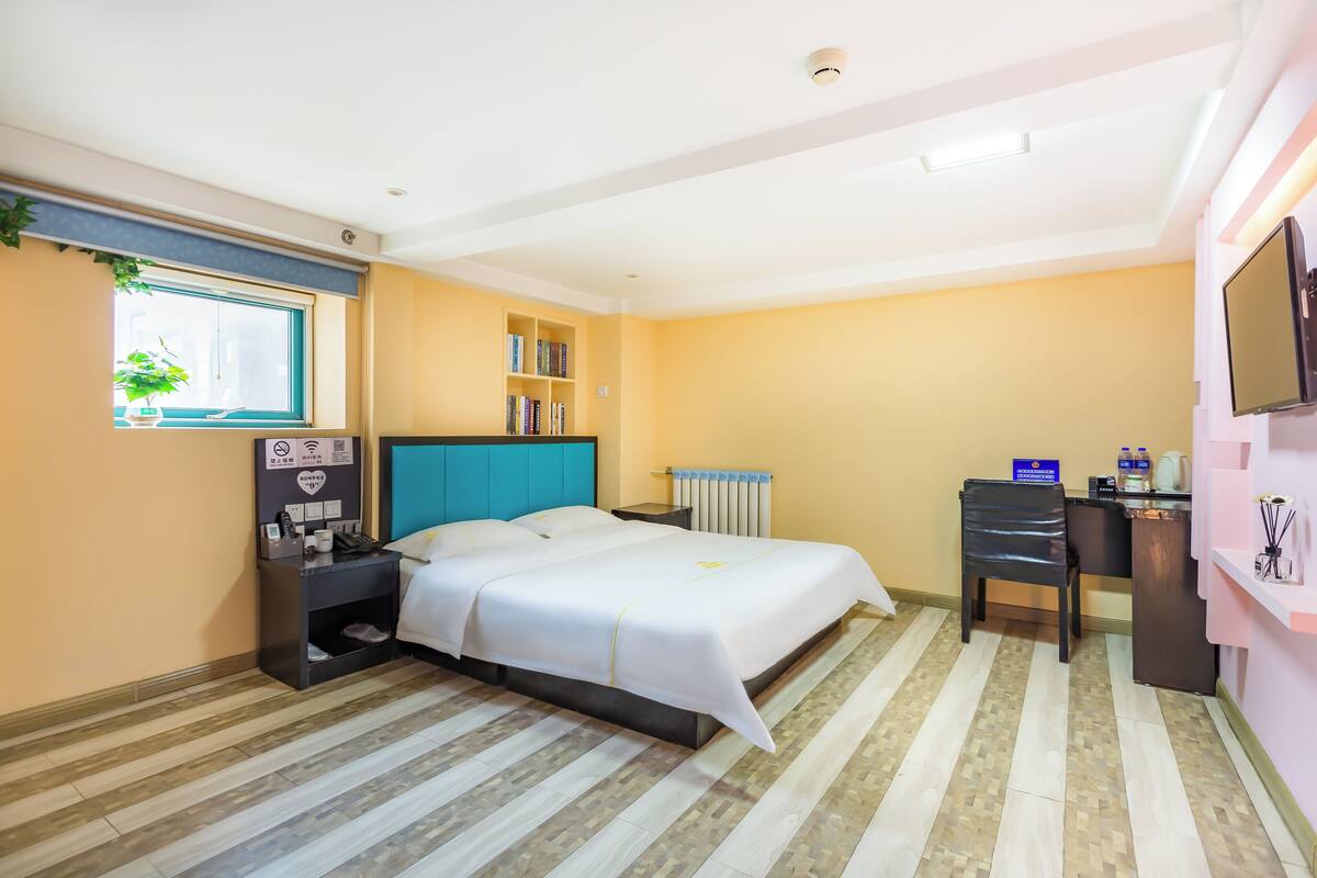 Comfort Room | WiFi (free), individually decorated, bed sheets