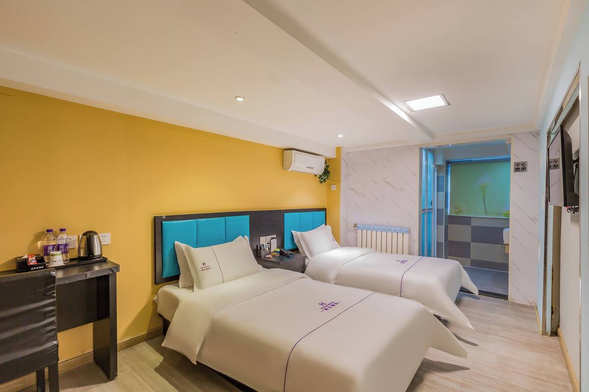 Comfort Double Room | WiFi (free), individually decorated, bed sheets