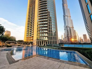 Pool - Stunning 2BR |Burj Khalifa View|Dubai Mall Tunnel (Dubai)