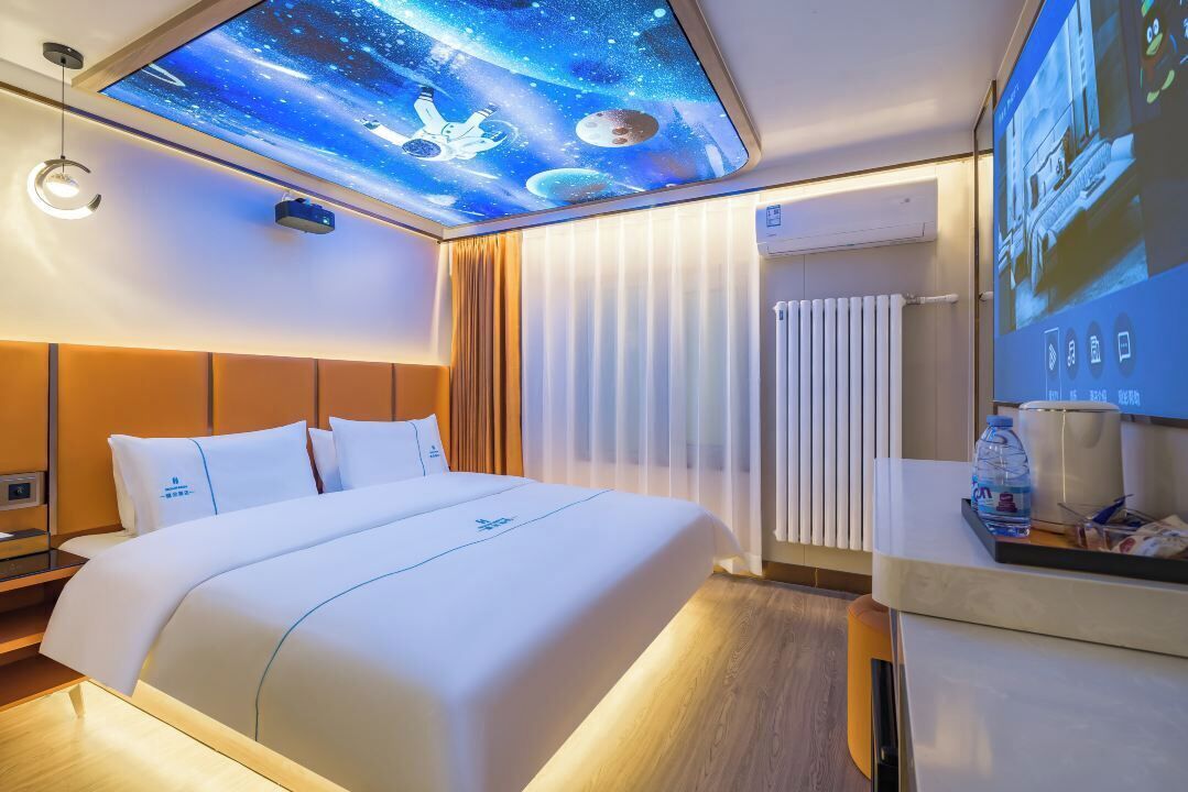 Habitación básica doble, 1 cama de matrimonio | Ropa de cama de alta calidad y minibar con artículos gratuitos