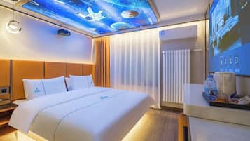 Habitación básica doble, 1 cama de matrimonio | Ropa de cama de alta calidad y minibar con artículos gratuitos