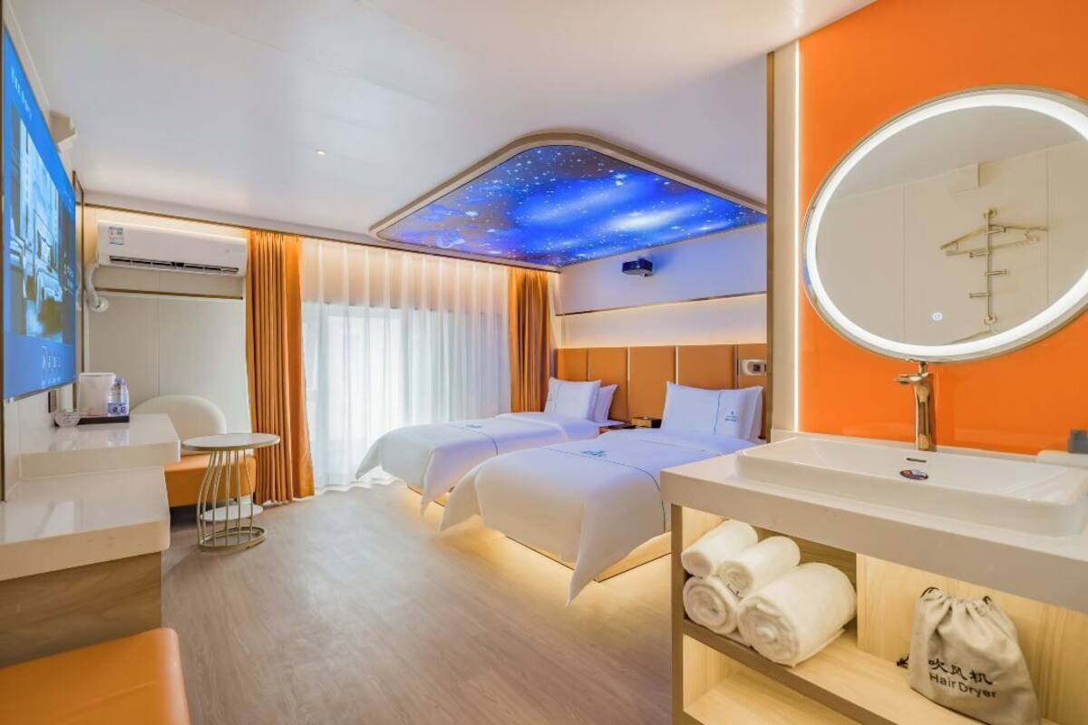 Chambre Standard avec lits jumeaux, 2 lits une place, vue ville | Literie de qualité supérieure, articles gratuits dans le mini-bar