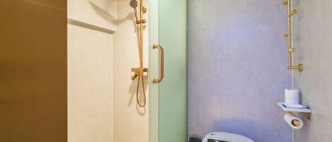 Een badkamer met douche, toilet en handdoekrek.