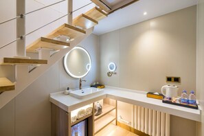 Habitación Confort doble, 1 cama de matrimonio grande | Ropa de cama de alta calidad y minibar con artículos gratuitos