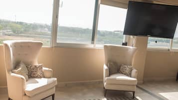 デラックス アパートメント | リビング エリア | テレビ