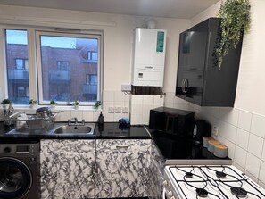 Kühlschrank, Mikrowelle, Ofen, Herdplatte