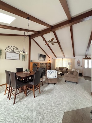 Smart TV, fireplace