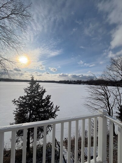 Live & Love Life on the Lake at Sunset Peak!