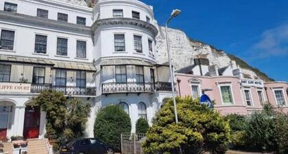 Studio-SeaView-Port 2 Min-Beach 2 Min-FreeParking
