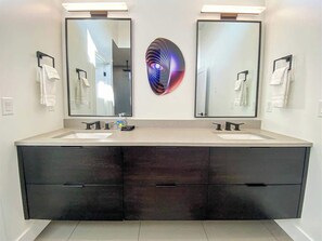 Dusche, Haartrockner, Handtücher, Shampoo