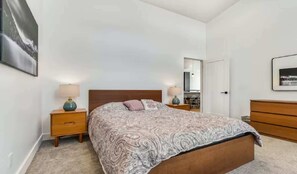 5 Schlafzimmer, Schreibtisch, Bügeleisen/Bügelbrett, Reisekinderbett