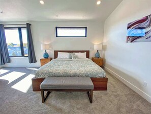 5 Schlafzimmer, Schreibtisch, Bügeleisen/Bügelbrett, WLAN