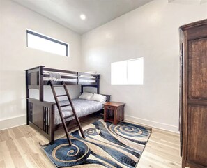 5 bedrooms, desk, iron/ironing board, travel crib