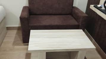 Escritorio, espacio para trabajar con laptop y insonorización