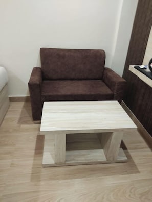Desk, laptop workspace, soundproofing, free WiFi